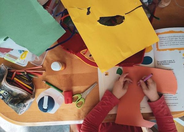 Comment initier les enfants à l'art de manière ludique ?