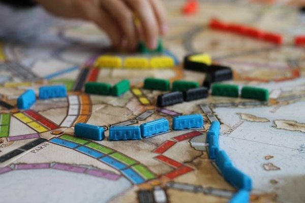 Comment organiser des activités d'apprentissage ludique en famille ?