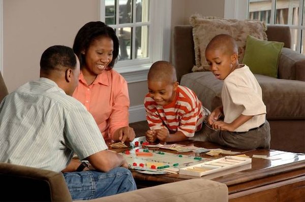 Comment créer un environnement propice à l'apprentissage ludique au sein de la famille ?