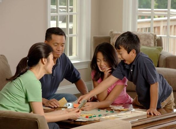 Comment impliquer toute la famille dans l'apprentissage ludique des enfants ?